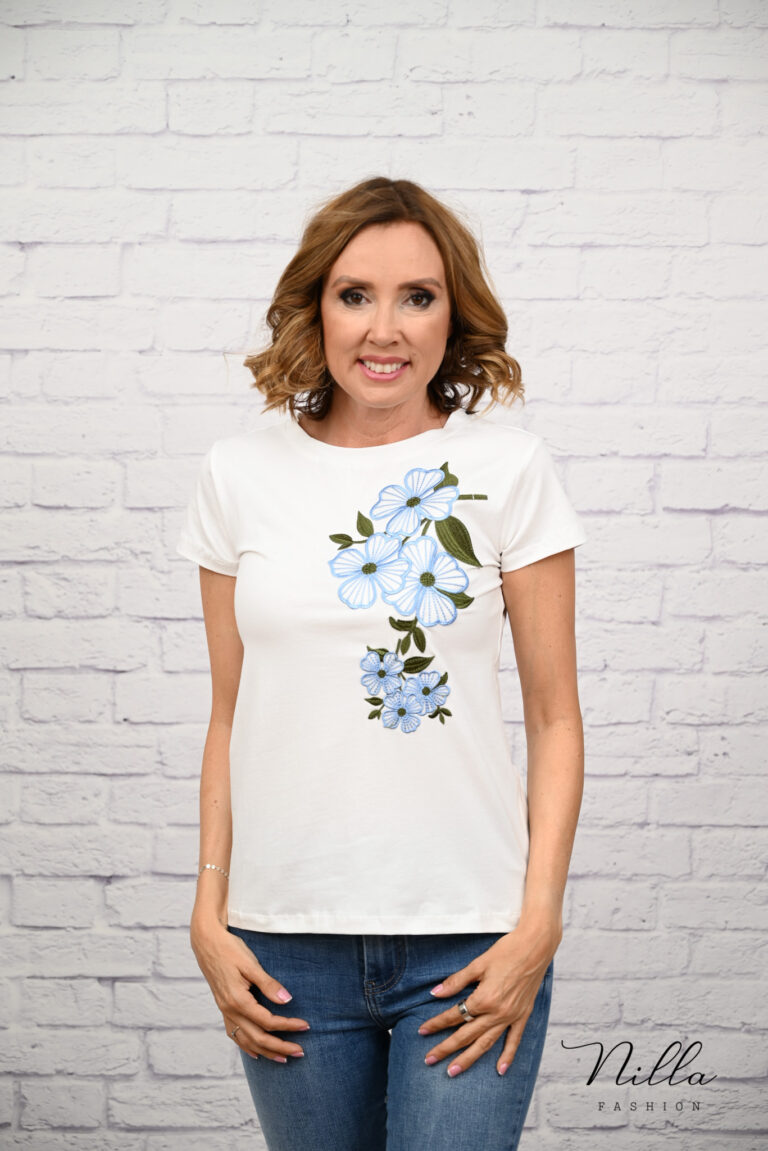 <p>Bequemes, weißes T-Shirt mit wunderschöner Blumenstickerei. Perfekt für den Alltag, einfach zu kombinieren.</p>

