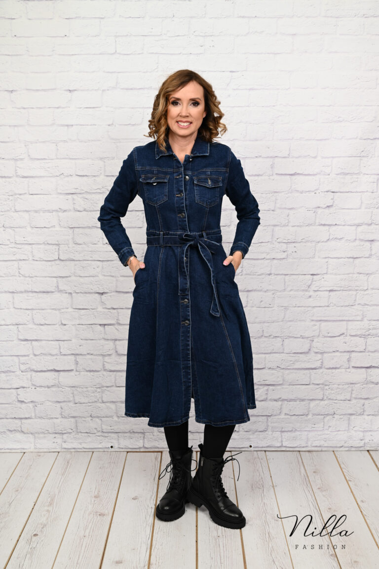 <p>Dunkelblaues Jeanskleid mit Knöpfen und Gürtel</p>
